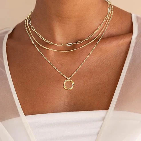 Carmen - Vintage necklace with gold chain and pendant